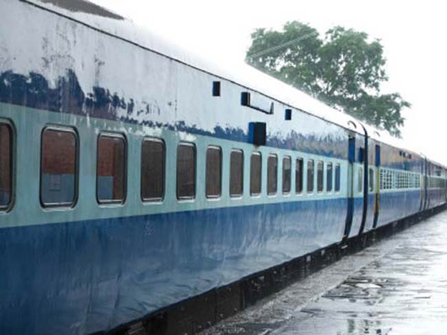 moditoflagoffnewluxurytrainmahamanaexpresstoday